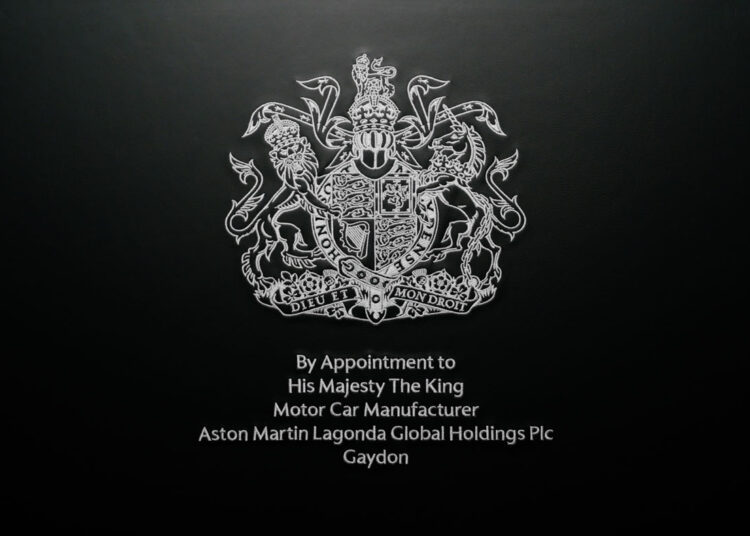 Aston Martin começa a usar seu novo mandado real