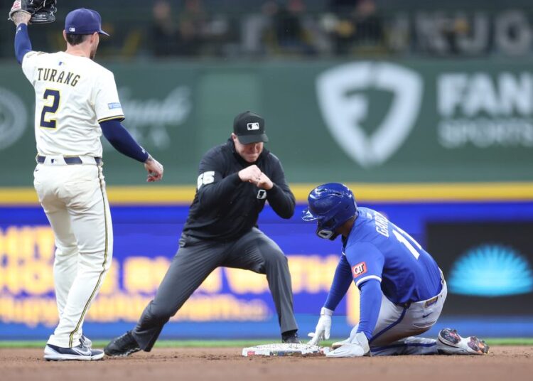 Bolas rápidas de Freddy Flummox Fechless inimes, Brewers venceram meninos em azul por 3-2