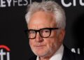 Bradley Whitford Spots exatamente por que 'Handmaid's Tale' é 'terrivelmente relevante' em 2025
