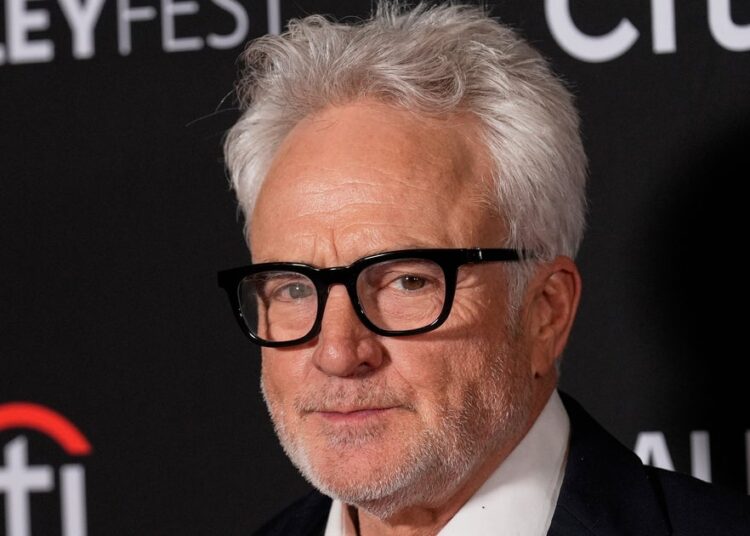 Bradley Whitford Spots exatamente por que 'Handmaid's Tale' é 'terrivelmente relevante' em 2025