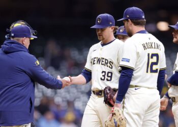 Brewers Blank Royals 5-0 Atrás de estreia forte do estreante Chad Patrick