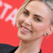 Charlize Theron compartilha fotos raras de suas filhas para uma noite especial