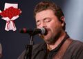 Chris Young, até a última letra da Last Dies, preenche uma lacuna no país