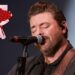 Chris Young, até a última letra da Last Dies, preenche uma lacuna no país