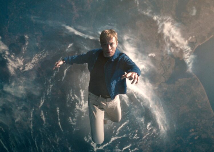 Cinemacon Vai primeiro olhar para o surfista de prata de Julia Garner