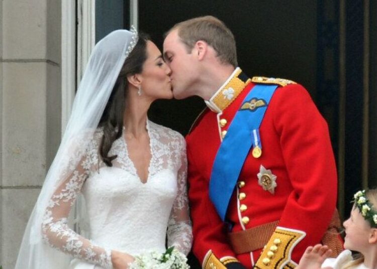 9 anos após o casamento real, lembramos do beijo esperado entre o príncipe