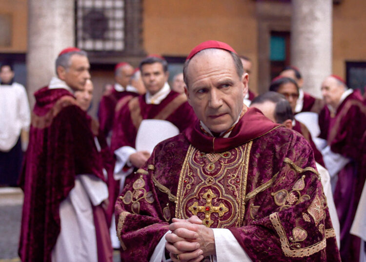 Como assistir 'Conclave' de graça após a morte do papa Francisco