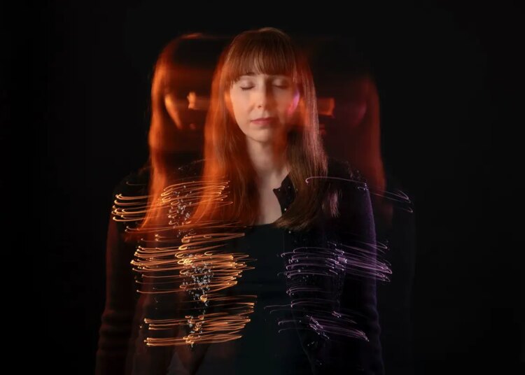 Curso confronte trauma imprevisto sobre o novo Indie Pop Oferta “Mirror Hue” »Vida Viva Medo sem medo