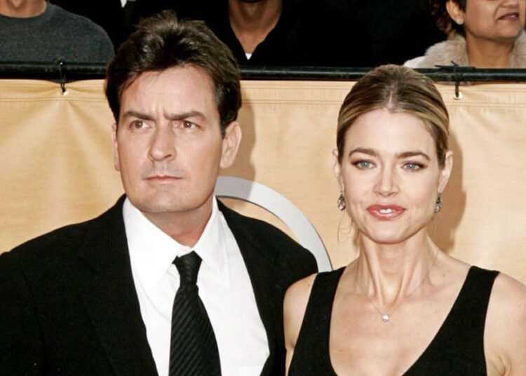 Denise Richards lembra-se de dizer às filhas Charlie Sheen é HIV positiva