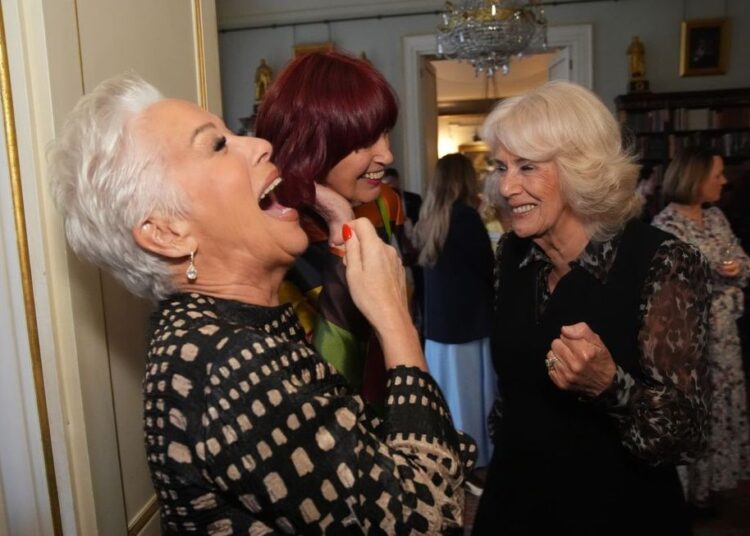Denise Welch Belly ri após a rainha Camilla rachaduras piada