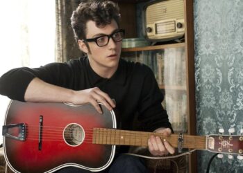 Desculpe Harris Dickinson, mas o melhor John Lennon sempre será Aaron Taylor-Johnson em 'Nowhere Boy'