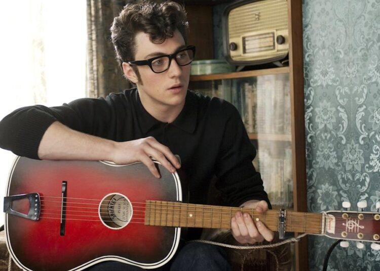 Desculpe Harris Dickinson, mas o melhor John Lennon sempre será Aaron Taylor-Johnson em 'Nowhere Boy'