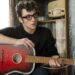 Desculpe Harris Dickinson, mas o melhor John Lennon sempre será Aaron Taylor-Johnson em 'Nowhere Boy'