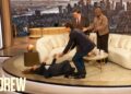 Drew Barrymore cai depois de beijar Matt Bomer no talk show