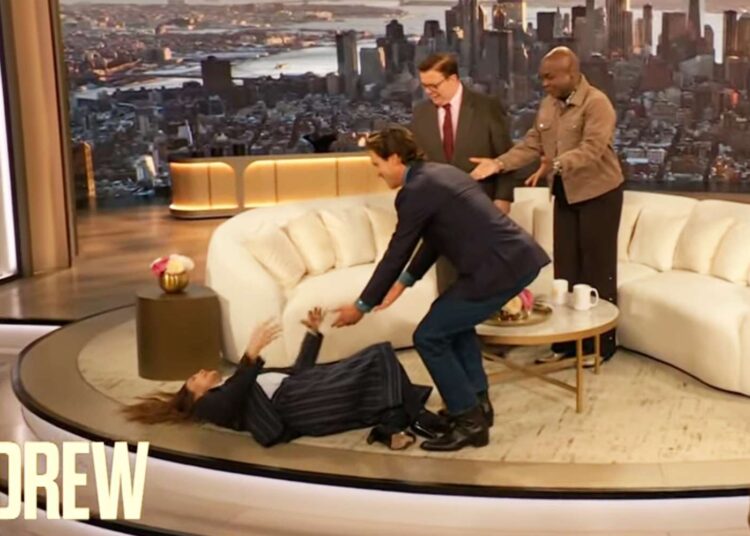 Drew Barrymore cai depois de beijar Matt Bomer no talk show