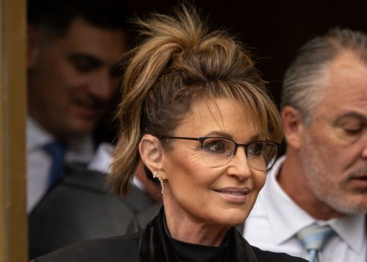 EX-NY Times Editor pede desculpas a Sarah Palin em caso de difamação