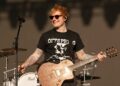 Ed Sheeran constrói o antigo pub telefônico com o nome da nova música em Ipswich, EUA, e aparece para executar a capa de Chappell Roan