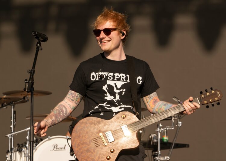 Ed Sheeran constrói o antigo pub telefônico com o nome da nova música em Ipswich, EUA, e aparece para executar a capa de Chappell Roan