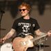 Ed Sheeran constrói o antigo pub telefônico com o nome da nova música em Ipswich, EUA, e aparece para executar a capa de Chappell Roan