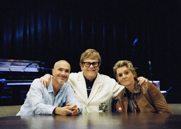 Elton John e Brandi Carlile provocam uma música de inspiração de David Furnish