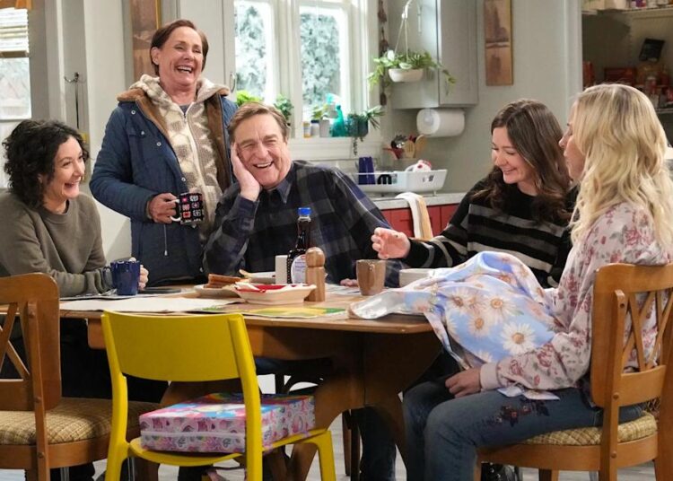 Emma Kenney brinca como o final dos Conners encontra maneiras de 'prestar homenagem' à falta de 'Stars Roseanne'