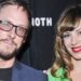 Esposa do baixista Weezer Shot pela polícia vista com Gun: Video