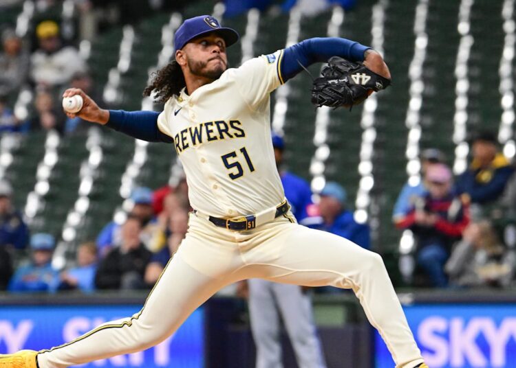 Freddy Peralta, de Brewers, teve um dia insano muito necessário vs. Royals