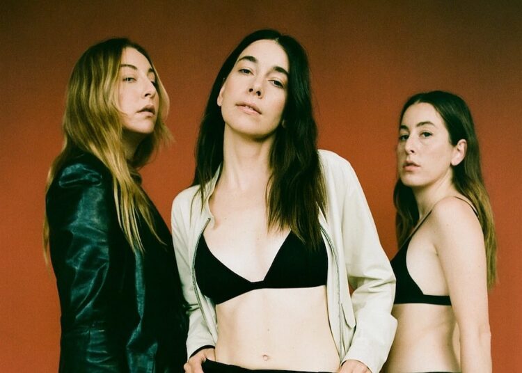 Haim Compartilhe uma nova música "Todo mundo está tentando me descobrir"
