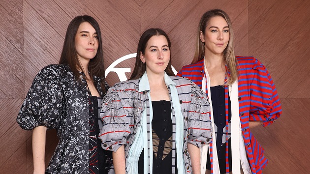 Haim brinca mais nova música com 'Single Girl Summer' - 105.7 The Point