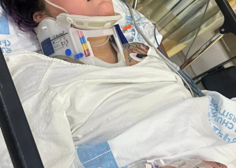 Influenciador Ashley Surcombe de volta na UTI após contrair pneumonia