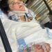 Influenciador Ashley Surcombe de volta na UTI após contrair pneumonia