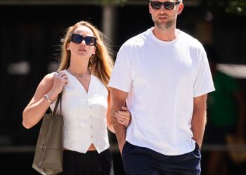 Jennifer Lawrence recebe o bebê com o marido Cooke Maroney