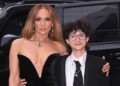 Jennifer Lopez e Child Emme saem para apoiar a costar George Clooney na Broadway