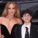 Jennifer Lopez e Child Emme saem para apoiar a costar George Clooney na Broadway