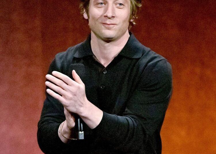 Jeremy Allen White retrata uma busca em Bruce Springsteen em novas imagens 'Delivery Me'