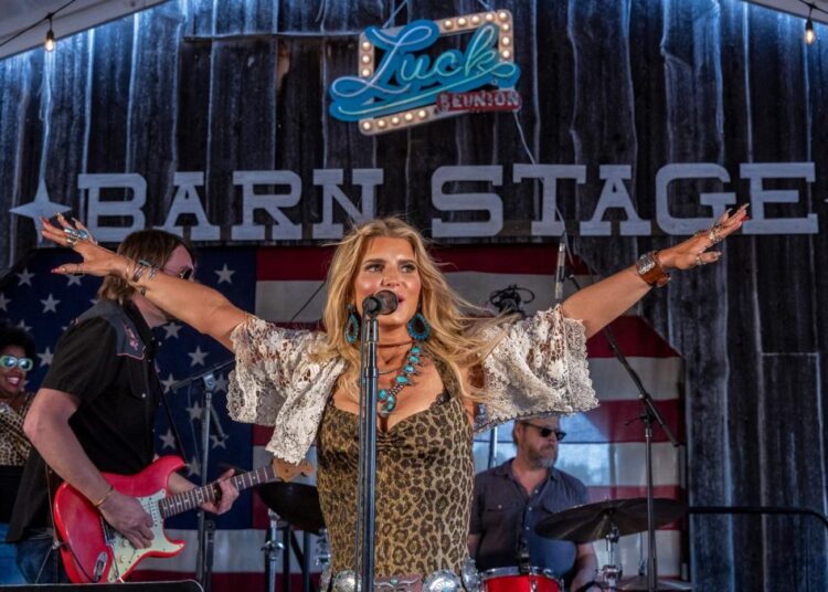 Jessica Simpson lança videoclipe para a nova música 'Blame Me'