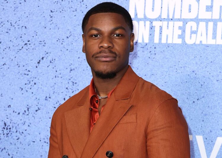 John Boyega zomba dos fãs racistas de 'Guerra nas Estrelas': 'Eles estão pandering!'