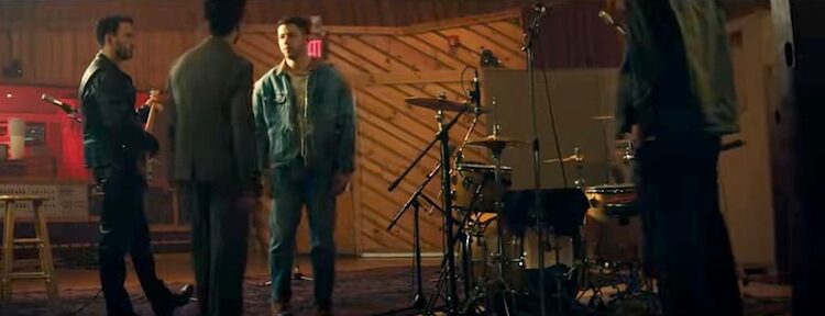 Jonas Brothers Libere videoclipe para 'Love Me To Heaven': Assista aqui
