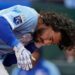 Jonathan India, da Kansas City Royals, segura sua mandíbula depois que ele foi atingido por um campo jogado por ...