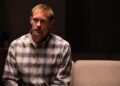 Judy Greer fala sobre os cabelos faciais de Eric LaRue Costar Alexander Skarsgard