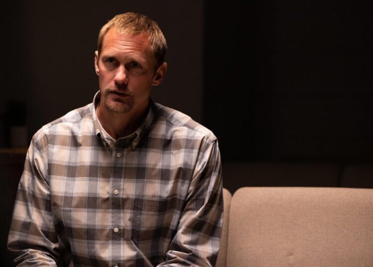Judy Greer fala sobre os cabelos faciais de Eric LaRue Costar Alexander Skarsgard