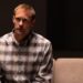 Judy Greer fala sobre os cabelos faciais de Eric LaRue Costar Alexander Skarsgard