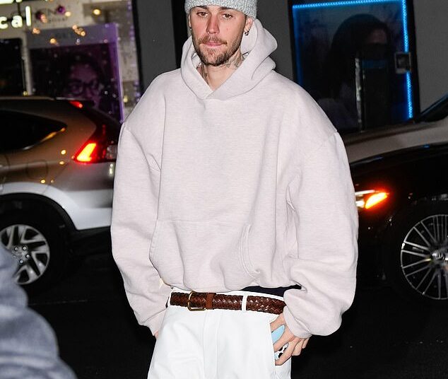 Justin Bieber, problemático, sugere que ele terminou com a música enquanto faz uma nova e surpresa na carreira em meio a problemas de casamento