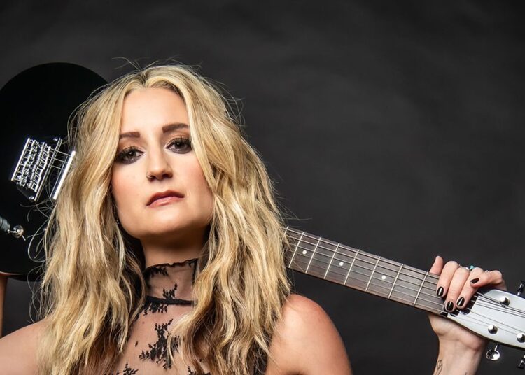 KC Johns estreia seu último single 'Smoke Show'