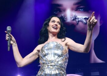 Katy Perry fala a astronauta 'glam' enquanto a declaração esportiva parece à frente da viagem ao espaço