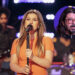 Kelly Clarkson envia uma mensagem em negrito para Dave Grohl com nova capa