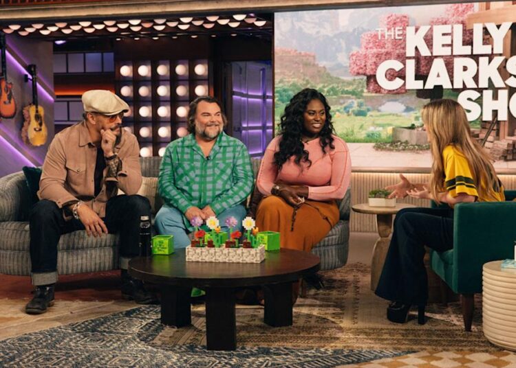 Kelly Clarkson menciona "Dark Week" para sua família no Daytime Talk Show, enquanto ela diz que seus 2 filhos passaram por "um tempo triste"