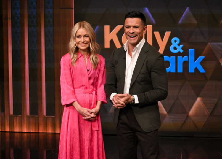 Kelly Ripa e Mark Consuelos compartilham atualização inesperada de carreira