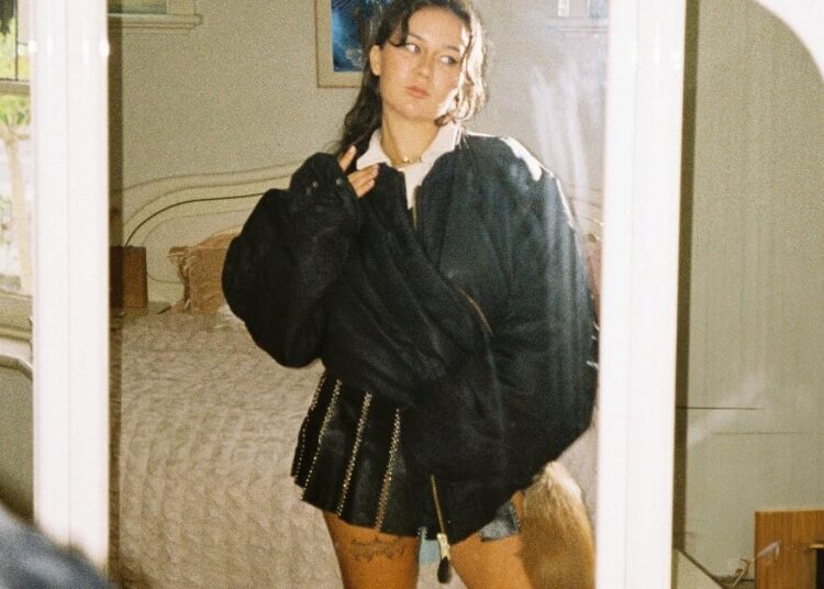 Mallrat Drops 'Hideaway' videoclipe no meio da turnê australiana
