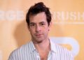 Mark Ronson se recuperando de lesão no palco
